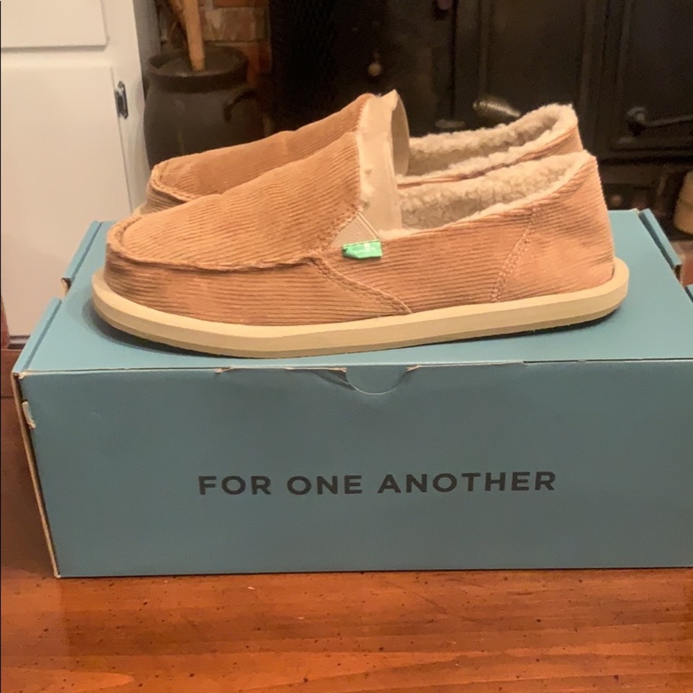New NWT Sanuk Sarah Corduroy Women’s